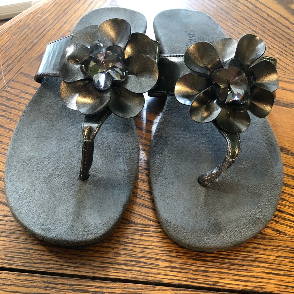 Grey flower sandals